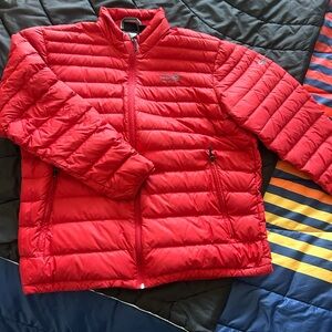 🔥Hardly worn, lightweight Mountain Hardware down jacket!